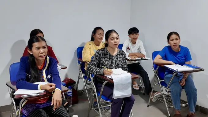 សិស្សកំពុងតាមដានមេរៀន